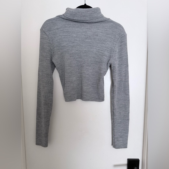 PrettyLittleThing Light Gray crop Ribbed Turtleneck - Picture 4 of 4